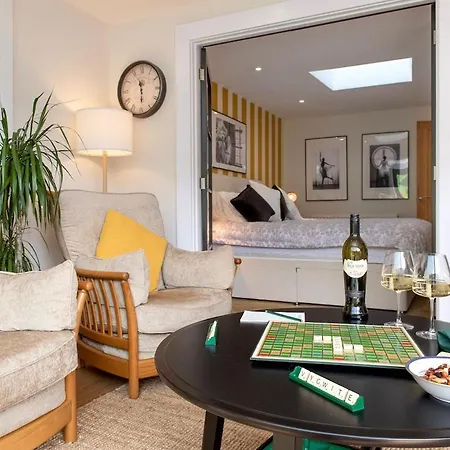 Holiday home Waterfront - Apple Pie Luxury Escapes Calstock