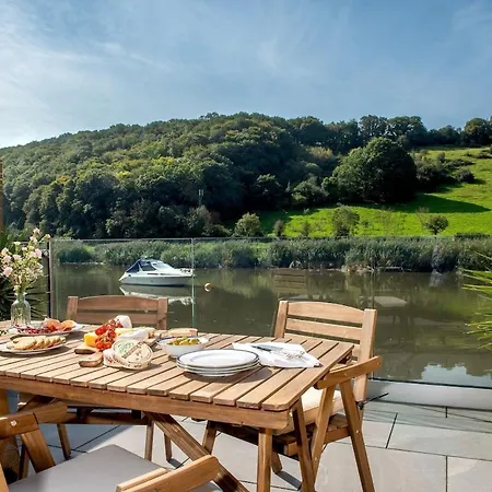 Waterfront - Apple Pie Luxury Escapes